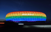 Die Hülle der Allianz Arena leuchtet anlässlich des Christopher Street Days in Regenbogenfarben. Foto: dpa