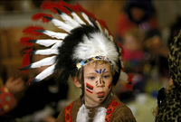 Dürfen sich Kinder im Fasching als Indianer verkleiden - oder werden damit Stereotype bedient? Foto: www.imago-images.de