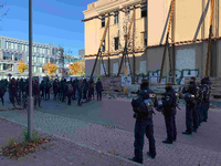 Polizei und Gegendemonstranten an der alten Messe in Leipzig. Foto: Julius Geiler