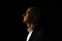 Er habe noch nie so viel Energie gehabt, schreibt Amazon-Gründer Jeff Bezos an seine Mitarbeiter. Foto: Patrick Fallon/dpa