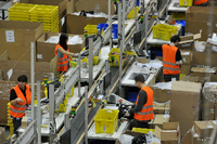 Amazon betreibt weltweit große Logistikzentren, um seine Waren zum Kunden zu schicken. Foto: picture alliance / dpa