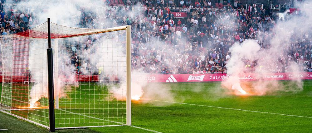 Es brennt bei Ajax Amsterdam. Der Klassiker gegen Feyenoord musste am Sonntag nach knapp einer Stunde abgebrochen werden.