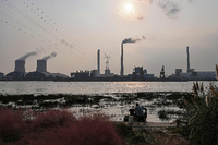 Den wachsenden Energiehunger will China auch mit neuen Kohlekraftwerken stillen. Foto: AFP