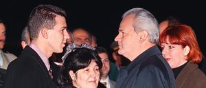 Der ehemalige serbische Präsident Slobodan Milošević mit seinem Sohn Marko (L), seiner Frau Mirjana (2-L) und seiner Tochter Marija (R) auf dem Belgrader Flughafen.