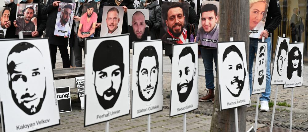 Angehörige der Opfer des rassistischen Anschlags vom 19. Februar 2020 in Hanau halten bei einer Mahnwache vor dem hessischen Landtag Fotos der Opfer. 