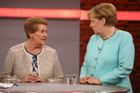 Bundeskanzlerin Angela Merkel spricht im RTL-Studio mit der Rentnerin Lioba Bichl. Foto: dpa
