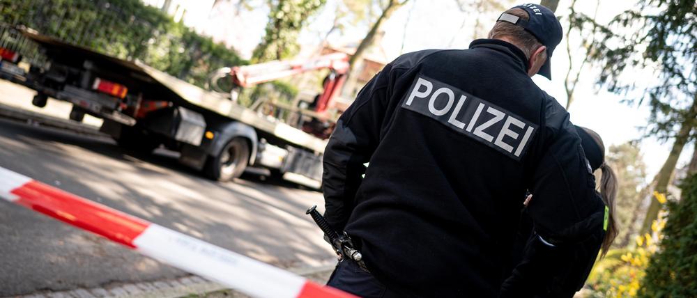 Mitarbeiter der Berliner Polizei haben in Berlin-Grunewald den Tatort abgesperrt.