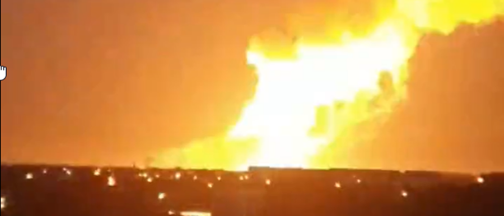 Das Bild zeigt die Explosion auf der Krim nach einem ukrainischen Raketenangriff.