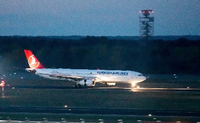 Flug TK 1723 von Turkish Airlines setzt auf der Rollbahn des Airports TXL auf. Foto: Christoph Soeder/dpa