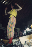 Das waren noch Zeiten. Anne Wilke in den 80er Jahren auf dem Tresen der Berlin Bar. Foto: Ingrid Johnson