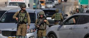 Mitglieder der israelischen Armee blockieren eine Straße nach einem mutmaßlichen Anschlag nahe der palästinensischen Stadt Huwara im Westjordanland.