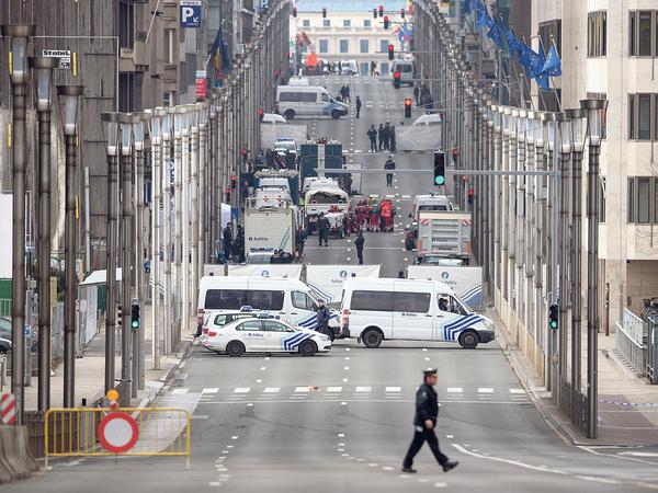 Die Rue de la Loi an der Metrostation Maelbeek: Es dauert eine halbe Stunde, den U-Bahn-Verkehr der Stadt stillzulegen.