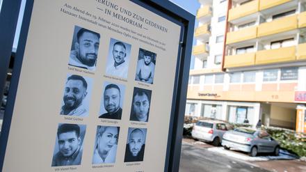 Eine offizielle Gedenktafel mit den Fotos der neun Opfer erinnert am Anschlagsort in Hanau-Kesselstadt an die Opfer der Anschläge im Jahr 2020. Der Rechtsextremist Tobias R. hatte hier am 19. Februar 2020 neun Menschen aus rassistischen Motiven erschossen.