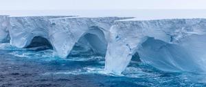 Die Aufnahmen vom derzeit weltweit größten Eisberg A23a zeigen, wie Erosion riesige Bögen und höhlenartige Vertiefungen in den Koloss gemeißelt hat.