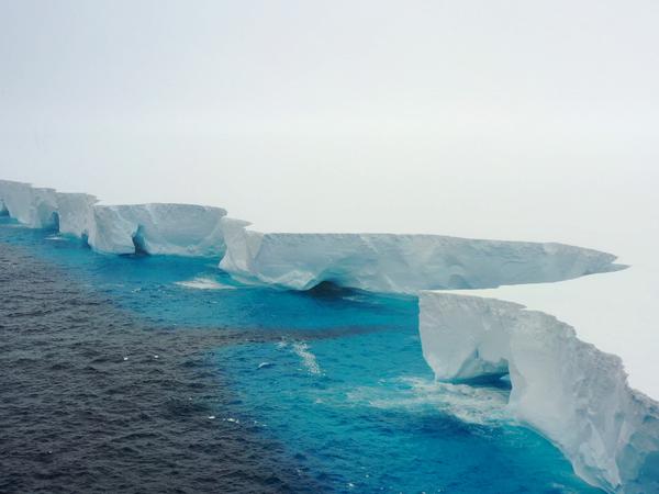 Der Eisberg A23a treibt derzeit von der Antarktis weg durch den Ozean.