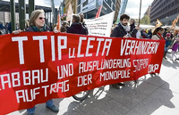 Der Vorwurf der TTIP-Gegner: Das aktuell geplante Schiedsgerichtssystem gibt den Unternehmen zu viel Macht. Foto: AFP