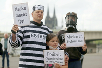 Antisemitismus in der Coronakrise: Selbst vor dem Vergleich der Corona-Maßnahmen mit dem Holocaust scheuen Demonstranten, wie hier im Mai in Köln, nicht zurück. Foto: David Young/dpa