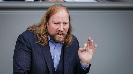Anton Hofreiter (Grüne) kritisiert gemeinsam mit dem Oppositionspolitiker Norber Röttgen (CDU) den Bundeskanzler. 