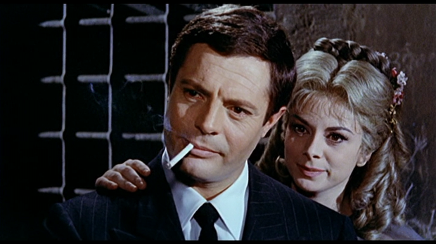 Marcello Mastroianni und Sandra Milo in „Fantasmi a Roma“ (1965) von Antonio Pietrangeli.
