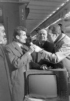 Der 24-jährige Türke Ismail Babader (l) wird am 27.11.1969 in München als der 1.000.000 Gastarbeiter aus Südost-Europa begrüßt. Der Präsident der Nürnberger Bundesanstalt für Arbeit, Josef Stingl (M) empfing ihn auf dem Hauptbahnhof mit einem Fernsehapparat als Begrüßungsgeschenk. Rechts ein Reporter, der den Neuankömmling interviewt.