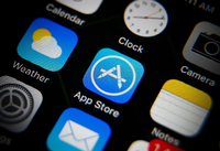 Icon des App Stores auf dem Schirm eines iPhones (Archivbild) Foto: dpa/EPA/Ritchie B. Tongo 