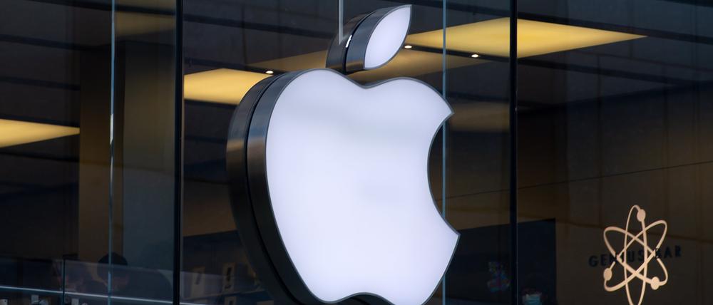 Das Logo des Technologieunternehmens Apple ist am Apple Store in der Innenstadt zu sehen. 