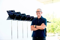 John Ternus, Apple Senior Vize-Präsident der Hardware-Entwicklung stellt auf der WWDC 2022 den neuen M2 vor. Foto: Christoph Dernbach/dpa