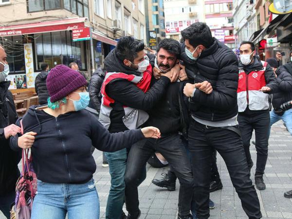 In der Türkei wird völlig offen und brutal gegen die akademische Freiheit und ihre Verteidiger vorgegangen. ,