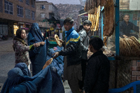 In Kabul wird Brot an Bedürftige verteilt. Die große Mehrheit Afghanen weiß nicht, wie sie den Winter überstehen soll. Foto: picture alliance/AP Photo/Petros Giannakouris