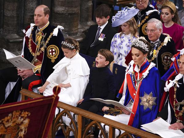 Gelangweilt? Clearly not amused oder gar entertained ist Prinz Louis in diesem Momant der Krönungszeremonie in der Abtei von Westminster.