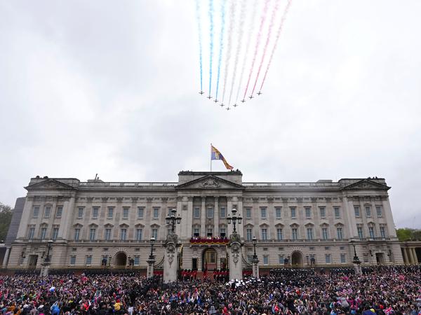 Vom Balkon aus können sie dem Spektakel der Royal Air Force am Himmel zuschauen.