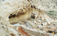 An diesem Felsüberhang am Berg Jebel Faya in den Vereinigten Arabischen Emiraten lebten Steinzeitjäger auch in trockenen Epochen. Foto: Knut Bretzke