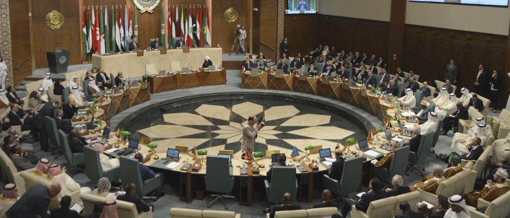 Auf diesem vom ägyptischen Außenministerium veröffentlichten Foto versammeln sich Delegierte und Außenminister der Mitgliedsstaaten am Sitz der Arabischen Liga. 
