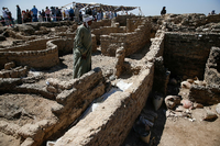Ein Ägypter steht inmitten ausgegrabener Fundamente einer altägyptischen Stadt. Foto: REUTERS