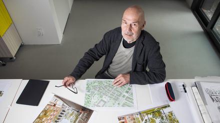Architekt Peter Kulka mit Visualisierungen und Plänen für die neue Lingnerstadt in Dresden.