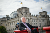 Horst Seehofer beim Interview vor der Kulisse des Reichstags. Foto: Gregor Fischer/dpa