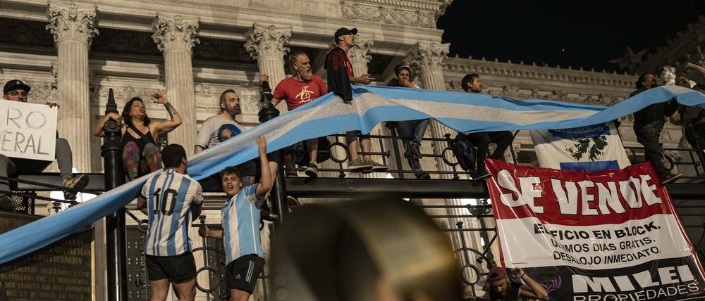 Nächtlicher Protest vor dem argentinischen Präsidentenpalast in Buenos Aires