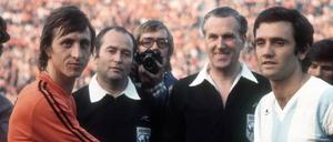 Premiere in Gelsenkirchen: Die beiden Kapitäne Johan Cruyff (l.) und Roberto Perfumo vor dem Zwischenrundenspiel im Juni 1974