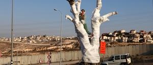 Kann man die Gesellschaft mittels Kunst heilen? Ariane Littman bandagiert in ihrer Performance „The Olive Tree“ von 2012 einen Olivenbaum am Kontrollpunkt des Dorfes Hizma in Jerusalem.