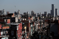 Wellblechhütten, Wolkenkratzerpaläste, wie hier in Buenos Aires. Das Wohlergehen aller schaffen die Märkte jedenfalls nicht. Foto: imago