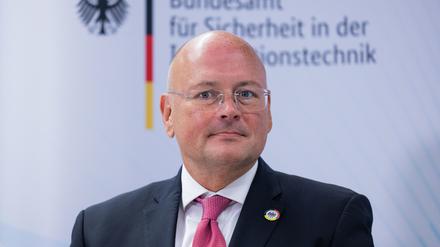 Arne Schönbohm, damals noch Präsident des Bundesamtes für Sicherheit in der Informationstechnik (BSI), bei einer Pressekonferenz teil. 