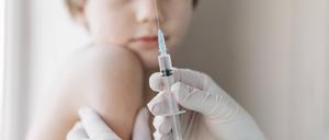 Die aktuelle Grippesaison trifft die Jüngsten wohl schwerer als in den Vorjahren. Das ruft nun Kinderärzte auf den Plan. Was für und gegen eine Grippeimpfung spricht, erläutern Fachleute. 
