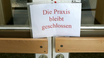 „Die Praxis bleibt geschlossen“. Symbolbild aus Brandenburg