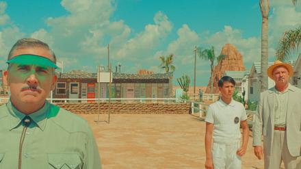 Steve Carell (links) ist der Verwalter der utopischen Wüstenstadt Asteroid City im gleichnamigen Film von Wes Anderson.