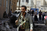 Ein Kämpfer der Huthi-Rebellen inspiziert den Ort eines Autobombenanschlags in der jemenitischen Hauptstadt Sanaa. dpa