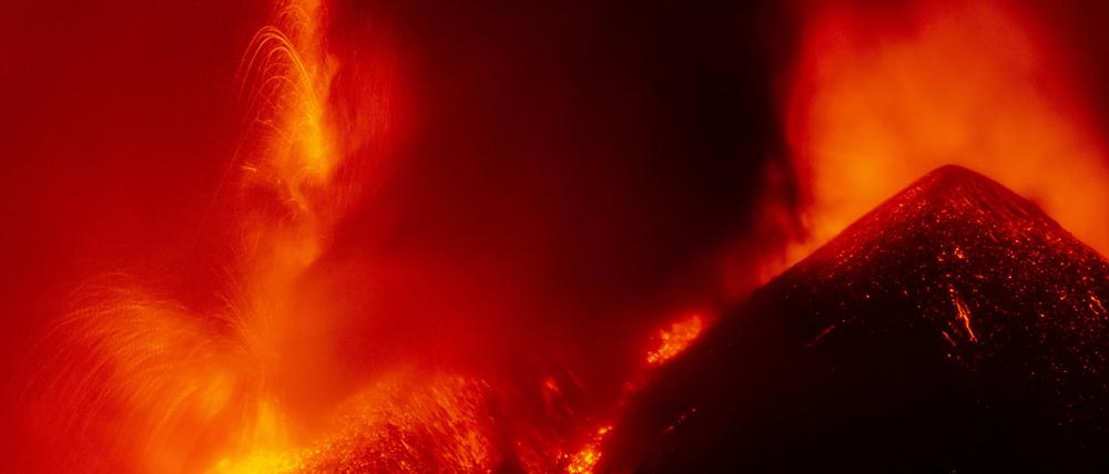 14.08.2023, Italien, Nicolosi: Lavaströme fließen aus dem Ätna-Vulkan vom Südostkrater in Nicolosi.