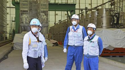 Fumio Kishida (l-r), Premierminister von Japan, zusammen mit Tomoaki Kobayakawa, Präsident von Tokyo Electric Power Co. (TEPCO), und Yoshimitsu Kobayashi, Vorsitzender von TEPCO, besichtigt eine Anlage zur Behandlung radioaktiver Abwässer im Kernkraftwerk Fukushima Daiichi. Japans Regierungschef Fumio Kishida hat im Vorfeld der geplanten Einleitung aufbereiteten Kühlwassers ins Meer die Atomruine Fukushima besucht. 