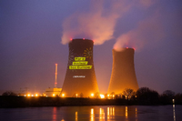 Eine Projektion der Umweltschutzorganisation Greenpeace erstrahlt auf dem Atomkraftwerk Grohnde Foto: Julian Stratenschulte/dpa