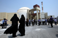 Zwei Sicherheitsbeamtinnen steht vor dem Atomkraftwerk in Buschehr im Iran und beobachten Medienvertreter (Archivbil aus 2010). Foto: dpa/ Abedin Taherkenareh 