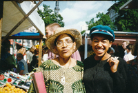 Audre Lorde (links) und May Ayim auf dem Winterfeldplatz in Berlin-Schöneberg, 1992. Foto: Dagmar Schulz, FFBIZ